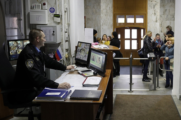 В школах Кировской области усилят меры безопасности: от контроля пропускного режима до проверки зданий.