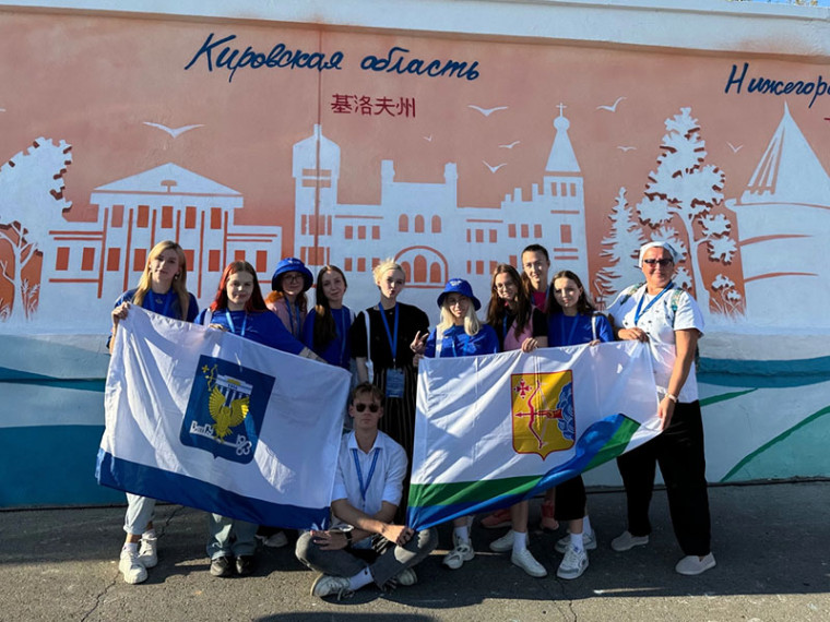 Художник из Кирова принял участие в создании 150-метрового мурала на Российско-Китайском молодежном форуме. Художник из Кирова принял участие в создании 150-метрового мурала на Российско-Китайском молодежном форуме.